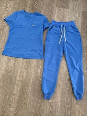 Women's Figs Scrub Set Ceil Blue  (Catarina top XS, Zamora Joggers XS)